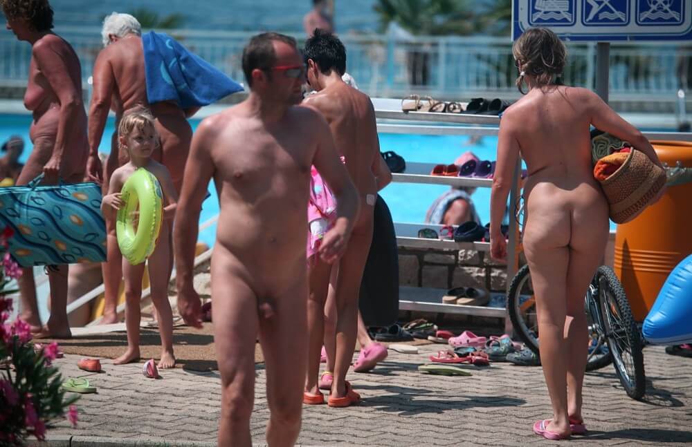 Daytime Nudists Chill Out photos - This is how naturism culture manifests itself