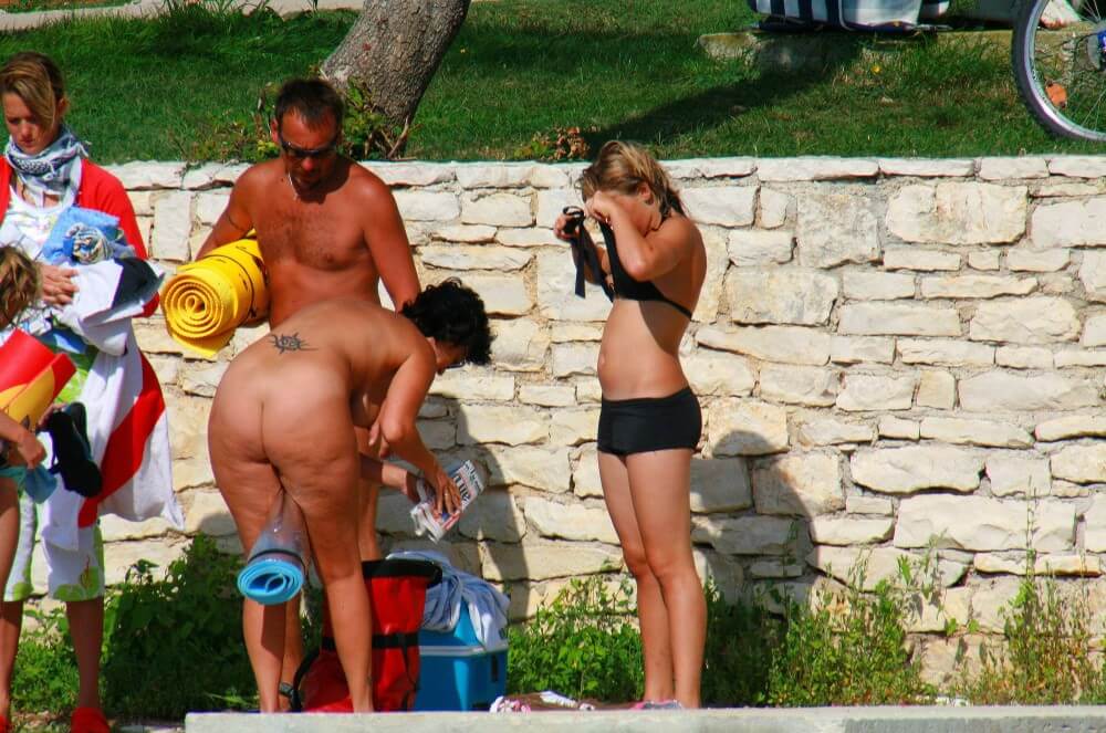 Ula FKK Sisters Day photo gallery - Most nudists are motivated solely by a sense of comfort