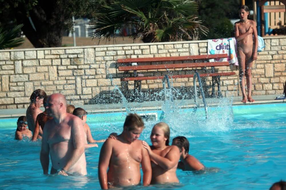 Naturist Pool Girls Profile pics - Nature fills the naked body with energy and inspiration