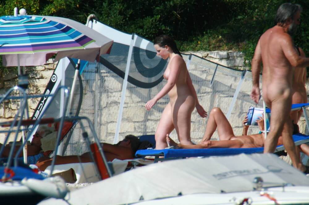 Girl Daytime Bath - What exactly is nudism?