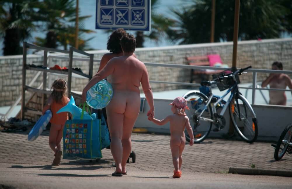 Pool Outskirt Nude Guests pics - Nudism teaches us to appreciate the present and be honest