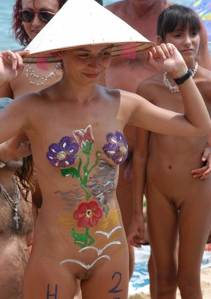Nudist gathering on the beach video - In this nudist movement, voluntariness and comfort are important