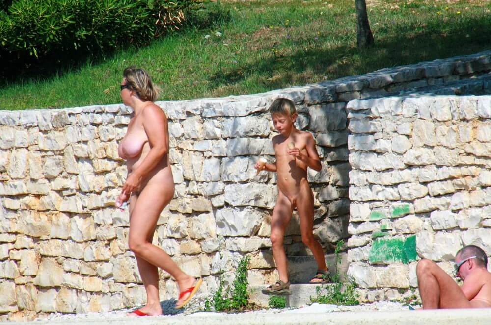 Ula FKK Wall-Side Families pics - Nudity is an expression of natural beauty and harmony