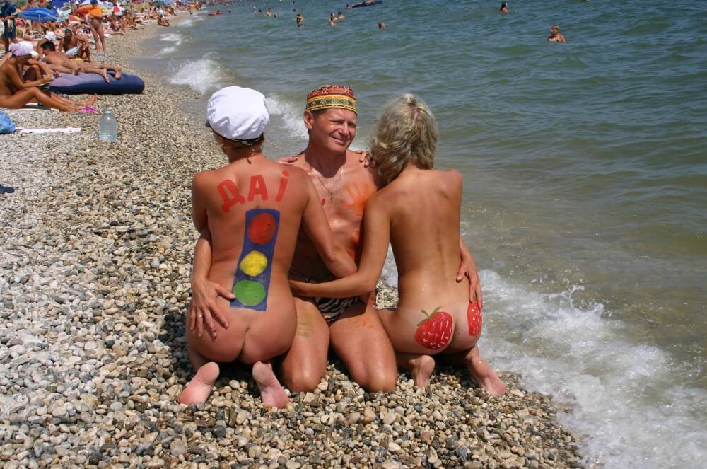 Bold Outdoor Nude Poses pics - A naked person is asexual among nudists