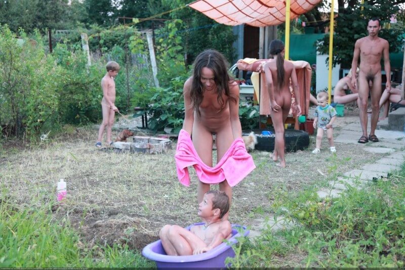 Green barrel of fun-grassy fields of gold photos - The lifestyle of naturist advocates and their community