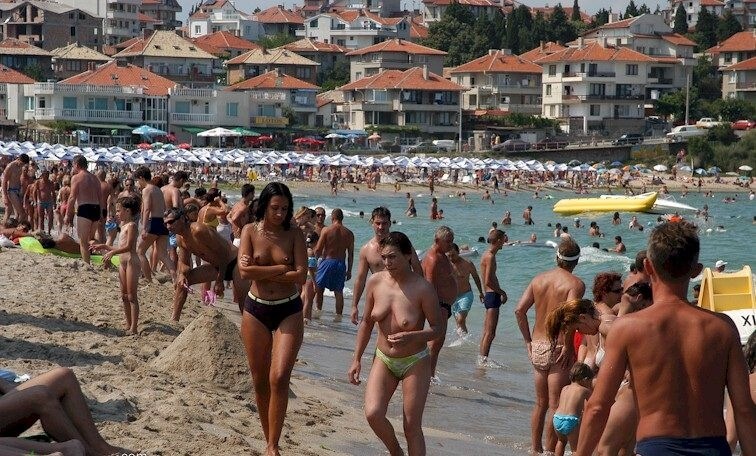 Enature - resort in solar Bulgaria - Leaving the house in a state of complete nudity