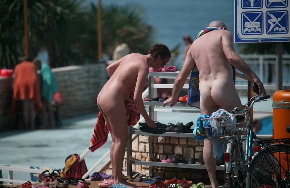 Pool Arrivals and Departures pics - Nudity is only possible among people
