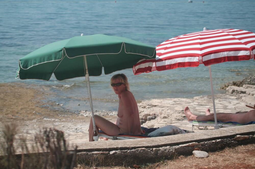 FKK Beachline Front pics - Nudism helps overcome insecurities