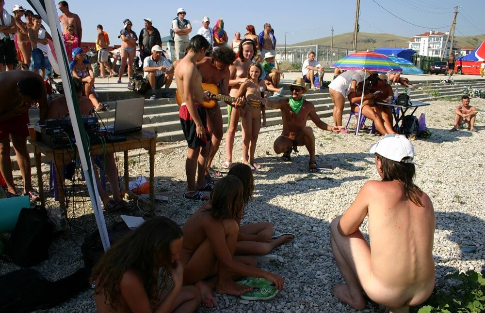 Nude Party By The Steps pics - Naturists respect each other and those around them