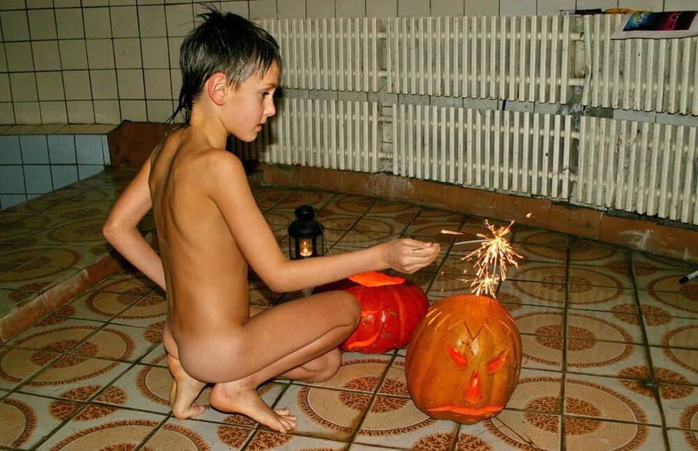 Naturism photo gallery # 20 - Nudism strengthens friendships and mutual respect among people