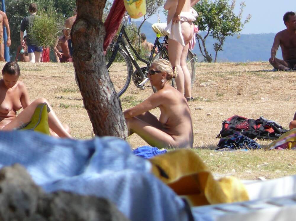 Ula FKK Shore Perspective pics - The practice of naturism promotes inner harmony and peace