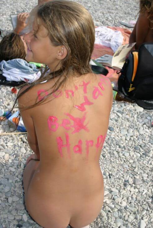 Osez vivre nu… Documentary naturism - The practice of nudism helps to overcome stereotypes and insecurities