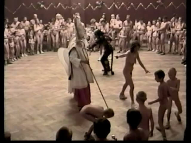 Helios Natura: Christmas Kinder Spiele - Getting rid of clothes
